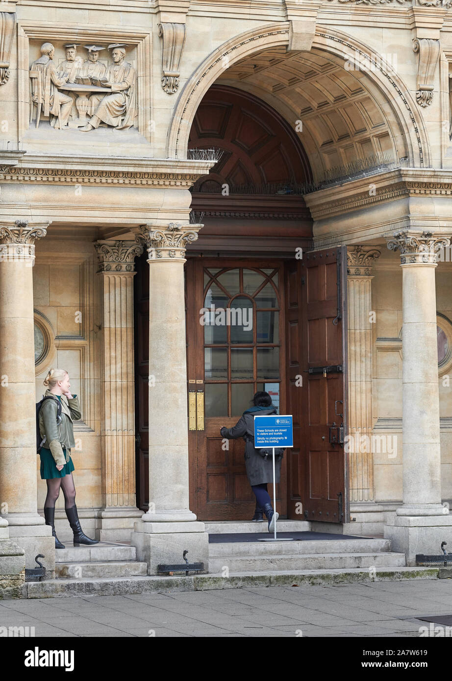 Une élève a une conversation téléphonique à l'extérieur de l'entrée de l'école, les examens de l'université d'Oxford, Angleterre. Banque D'Images