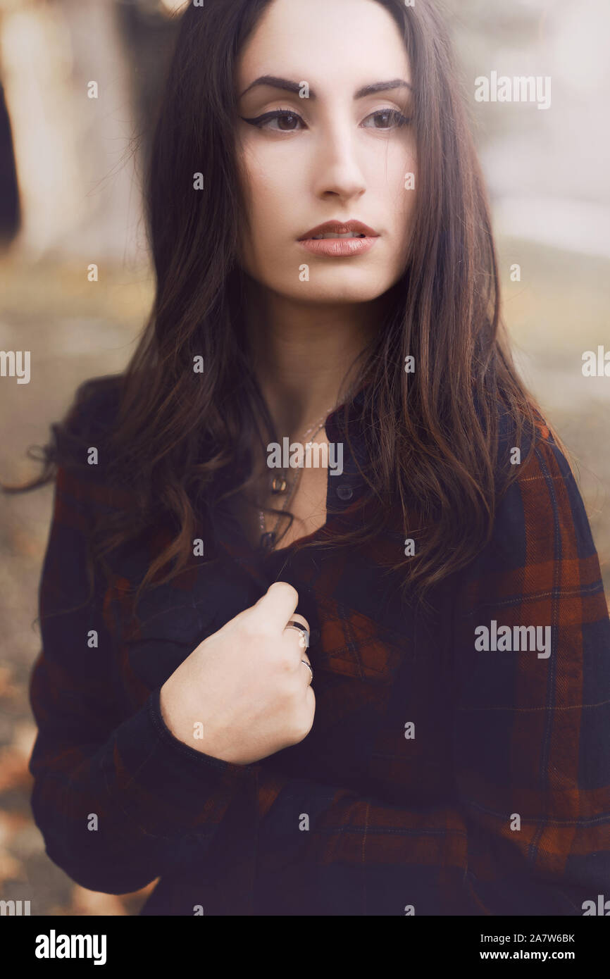 Portrait d'une belle jeune fille aux couleurs de l'automne Banque D'Images