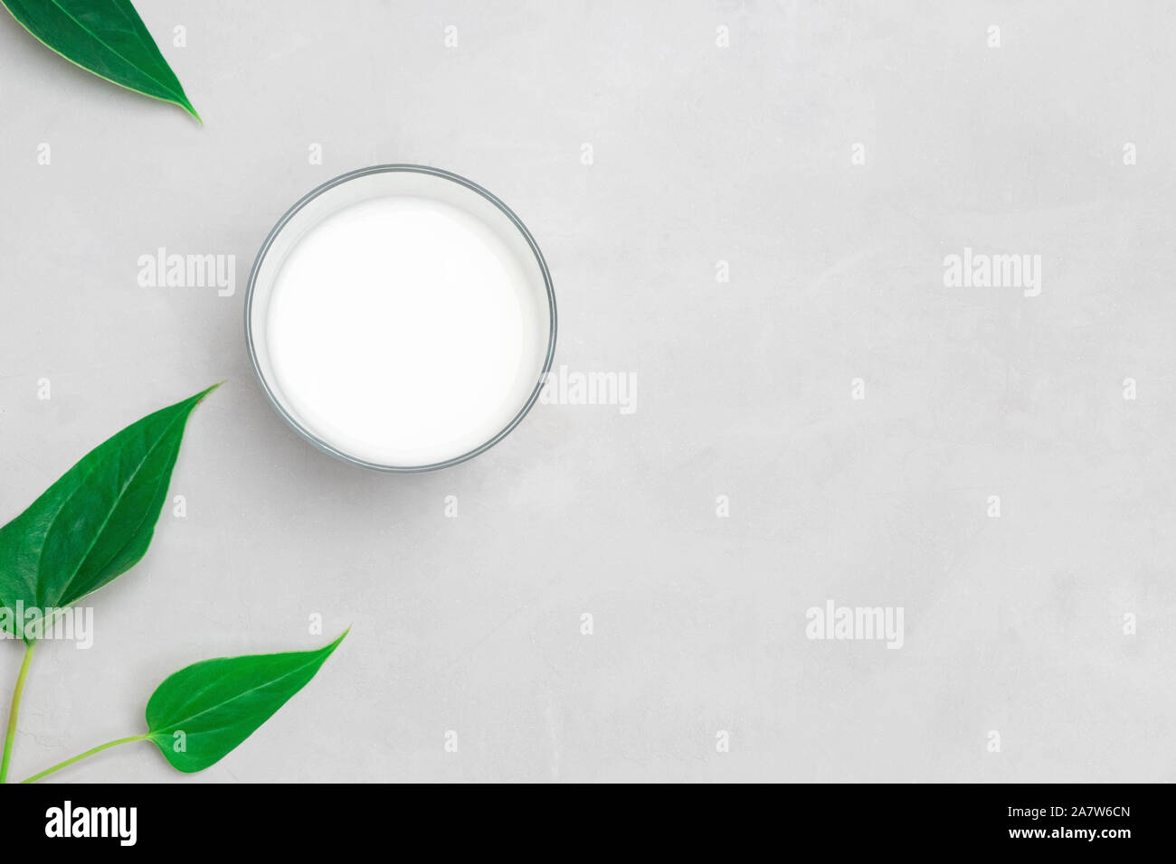 Verre d'ayran (kéfir) yaourts verre sur fond de béton gris Banque D'Images