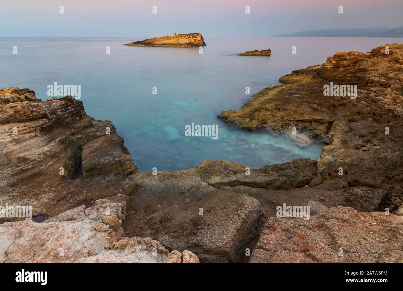 Vue panoramique sur la plage de Crete dans la soirée. Longue exposition. Banque D'Images