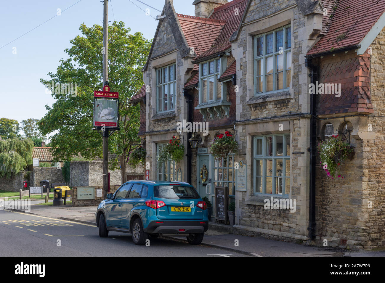 Swan avec deux entailles, un pub traditionnel dans le village de Sharnbrook, Bedfordshire, Royaume-Uni ; partie de la Charles Wells Brewery chaîne. Banque D'Images