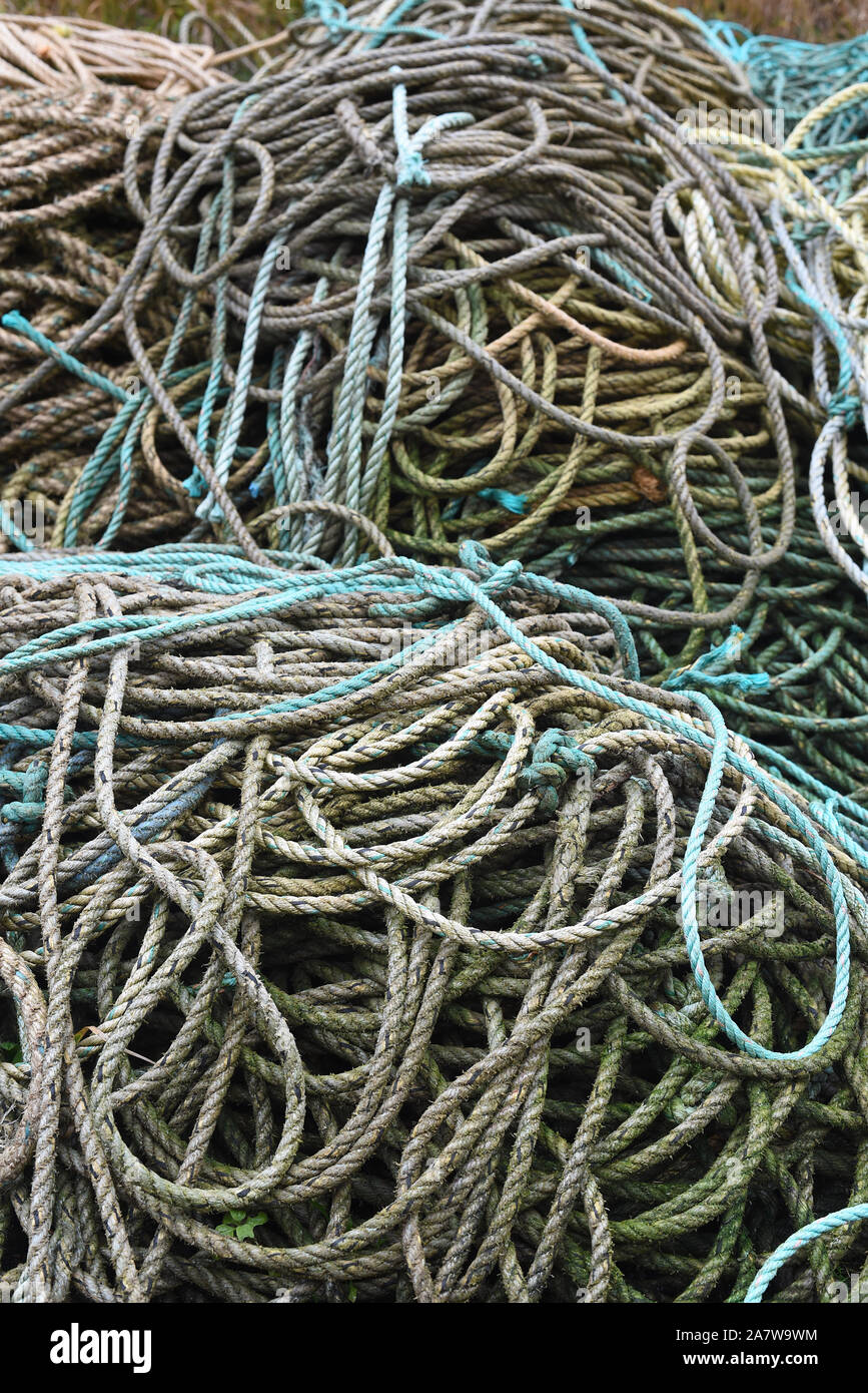 Close up of fisherman's ropes empilés sur le port sur un jour de pluie. Banque D'Images