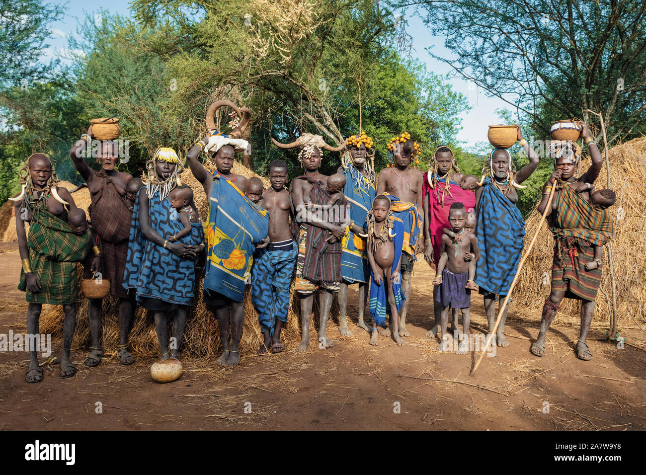 L'ETHIOPIE, vallée de l'OMO, 6 mai : groupe de femmes et d'enfants de la plus sauvage et la plus dangereuse de la tribu Mursi africaine personnes vivant selon traditi original Banque D'Images