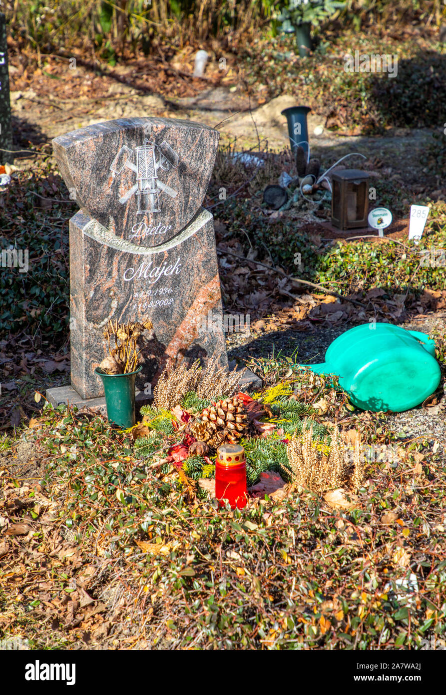 Cimetière à Essen-Karnap, tombe d'un ancien mineur, pierre tombale avec lampe de mine et d'un maillet et de fer, symbole Banque D'Images