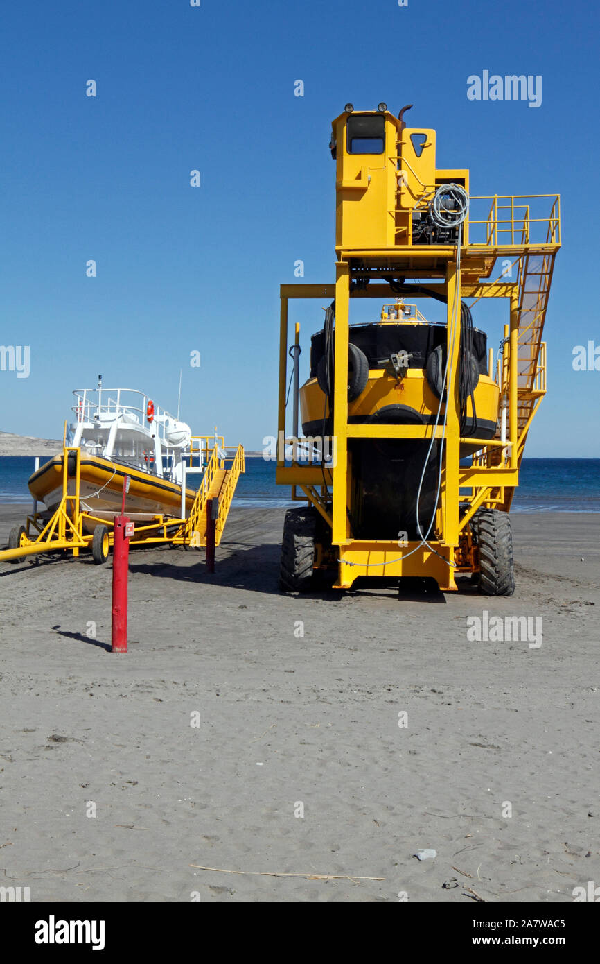 Le sous-marin jaune. Un spécialiste des baleines semi submersible bateau ce qui permet de regarder au-dessus et au-dessous de la flottaison. Banque D'Images