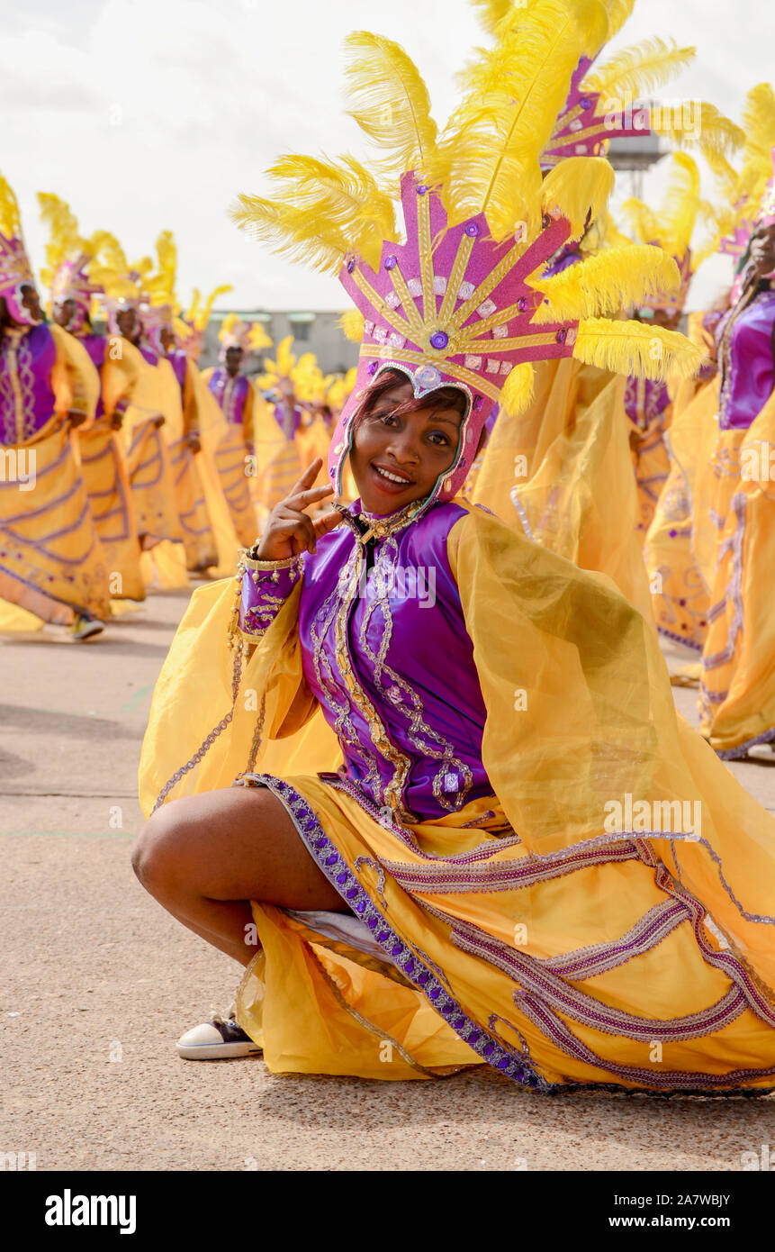 Une jeune femme africaine présente ses pas de danse au carnaval de Lagos. Banque D'Images