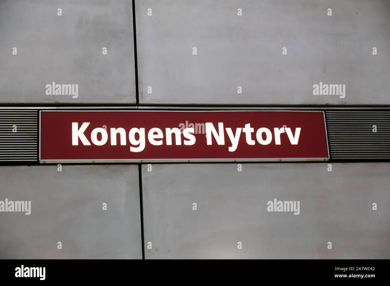 Copenhague, Danemark - septembre 4, 2019 : La plate-forme de la station de métro Kongens Nytorv signe. Banque D'Images