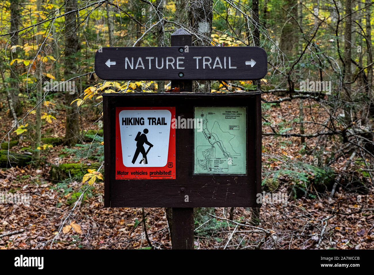 Inscrivez-sentier de randonnée à la Texas Falls, Hancock, New York, USA. Banque D'Images