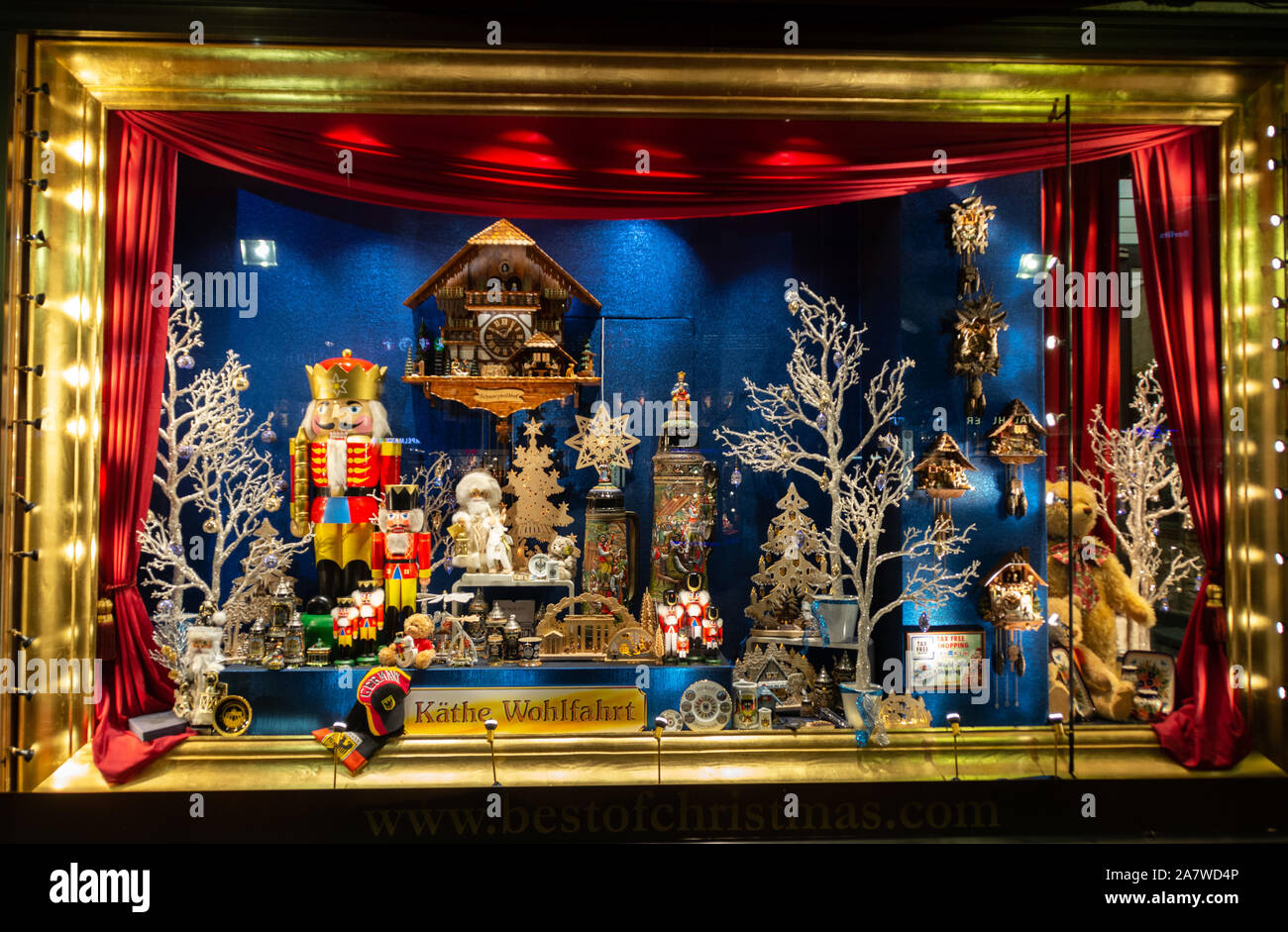 Showcase à Berlin d'une boutique de produits de décoration de Noël allemand typique appelé Käthe Wohlfahrt Banque D'Images