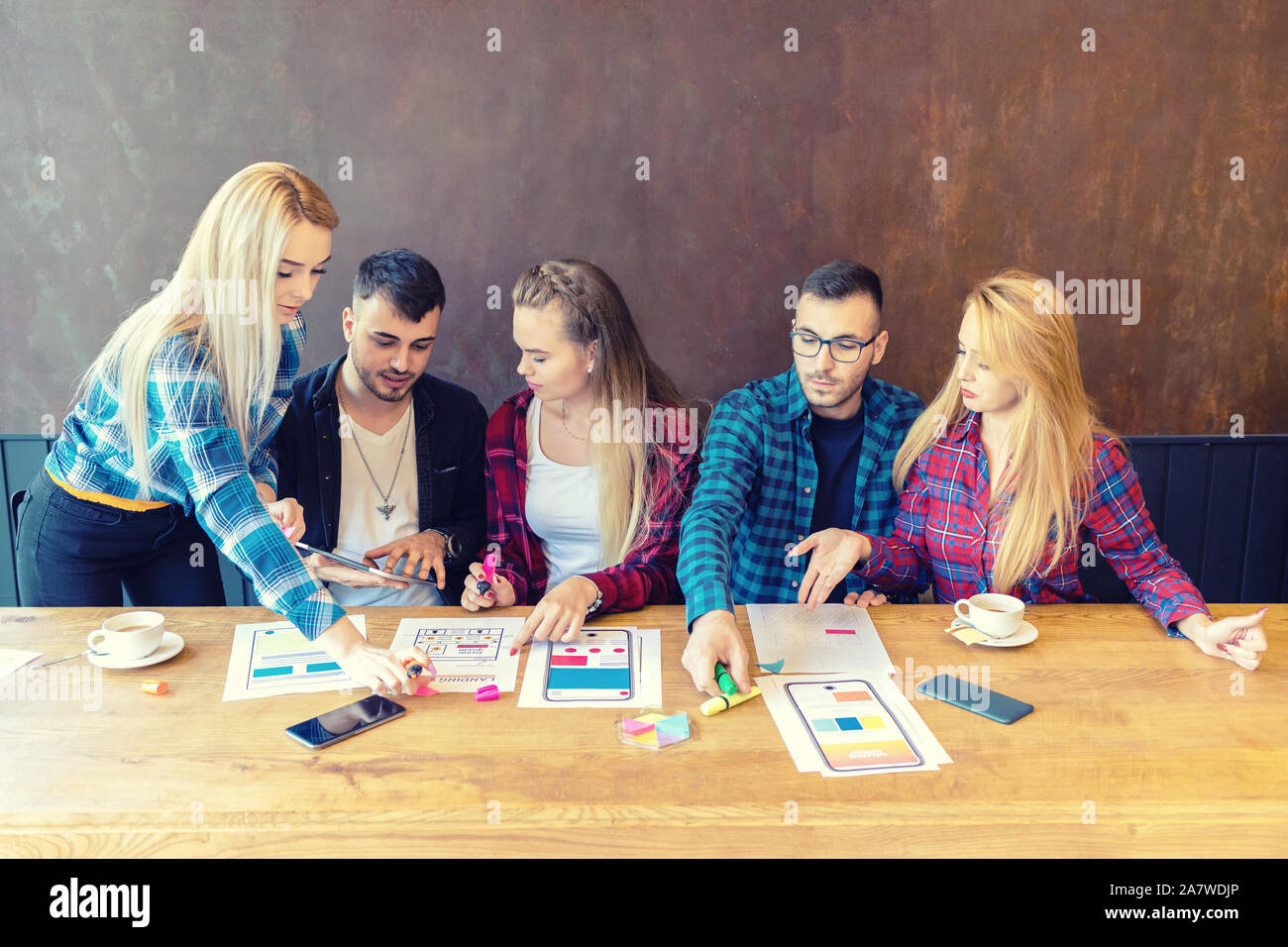 Projet de développement de site web avec l'équipe de creative web designers jeunes au travail Banque D'Images