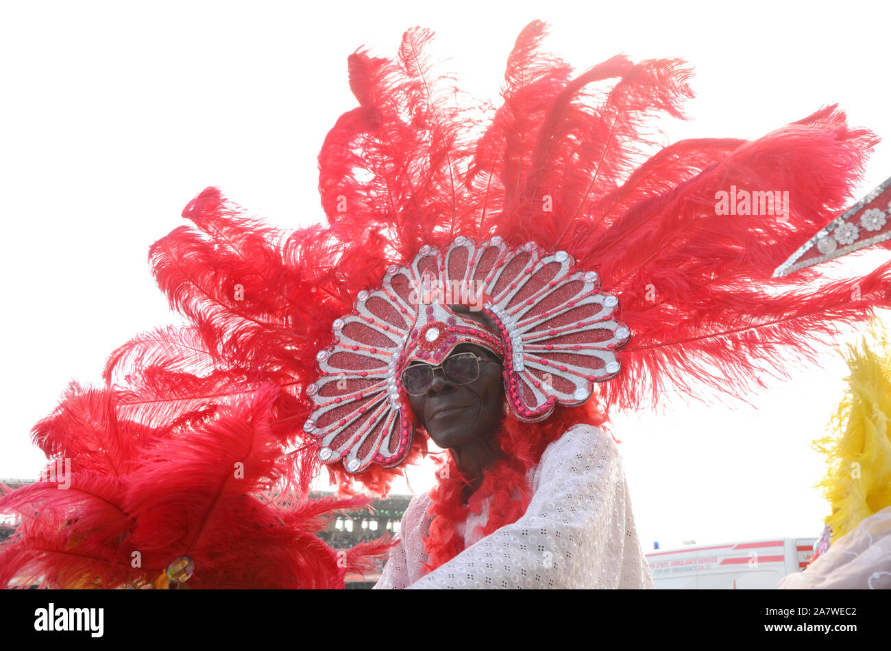 Un vieil homme nigérian en costume de carnaval. Banque D'Images