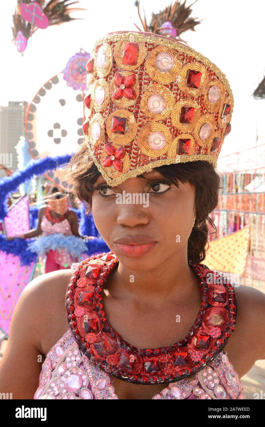 Femme nigériane dans sa casquette fabriquée au carnaval. Banque D'Images