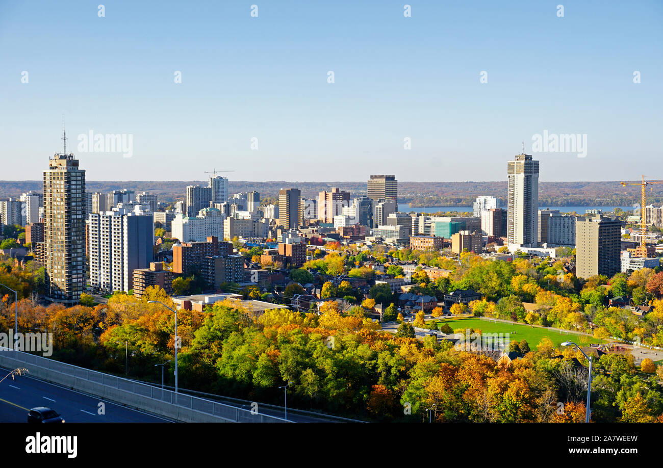 Hamilton (Ontario) le centre-ville d'escarpement de Niagara sur une journée ensoleillée d'automne Banque D'Images