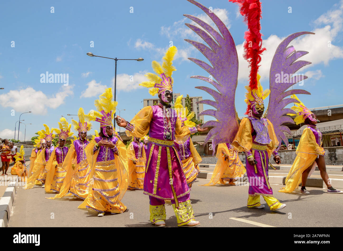 La jeunesse nigériane en costume jaune défilant sur le site du Carnaval de Lagos. Banque D'Images