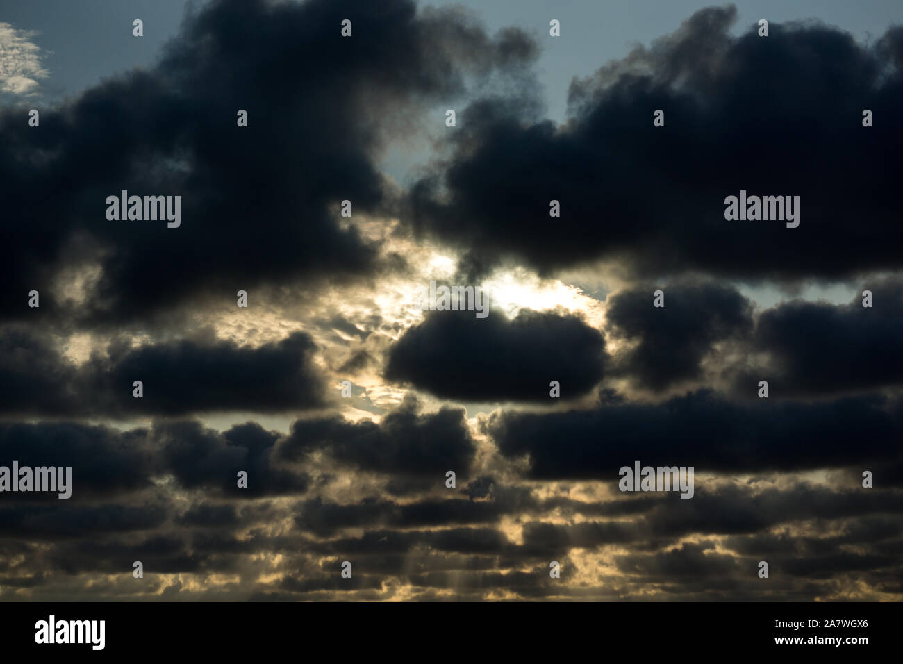 Bien caché derrière les nuages altocumulus sombre Banque D'Images