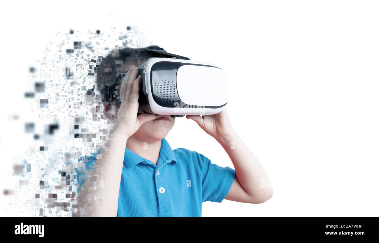 Boy est pixelated tout en utilisant les lunettes de réalité virtuelle. Le concept de réalité virtuelle. Scène isolée avec copie espace à côté. Banque D'Images
