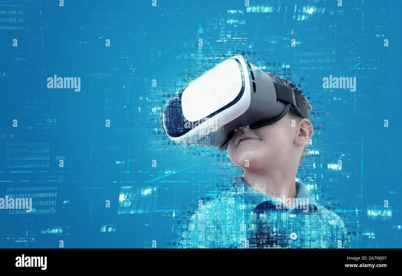 Garçon avec casque de réalité virtuelle est composé de codes. Le concept de réalité virtuelle, de programmation, de divertissement et d'applications de contenu scientifique. Banque D'Images