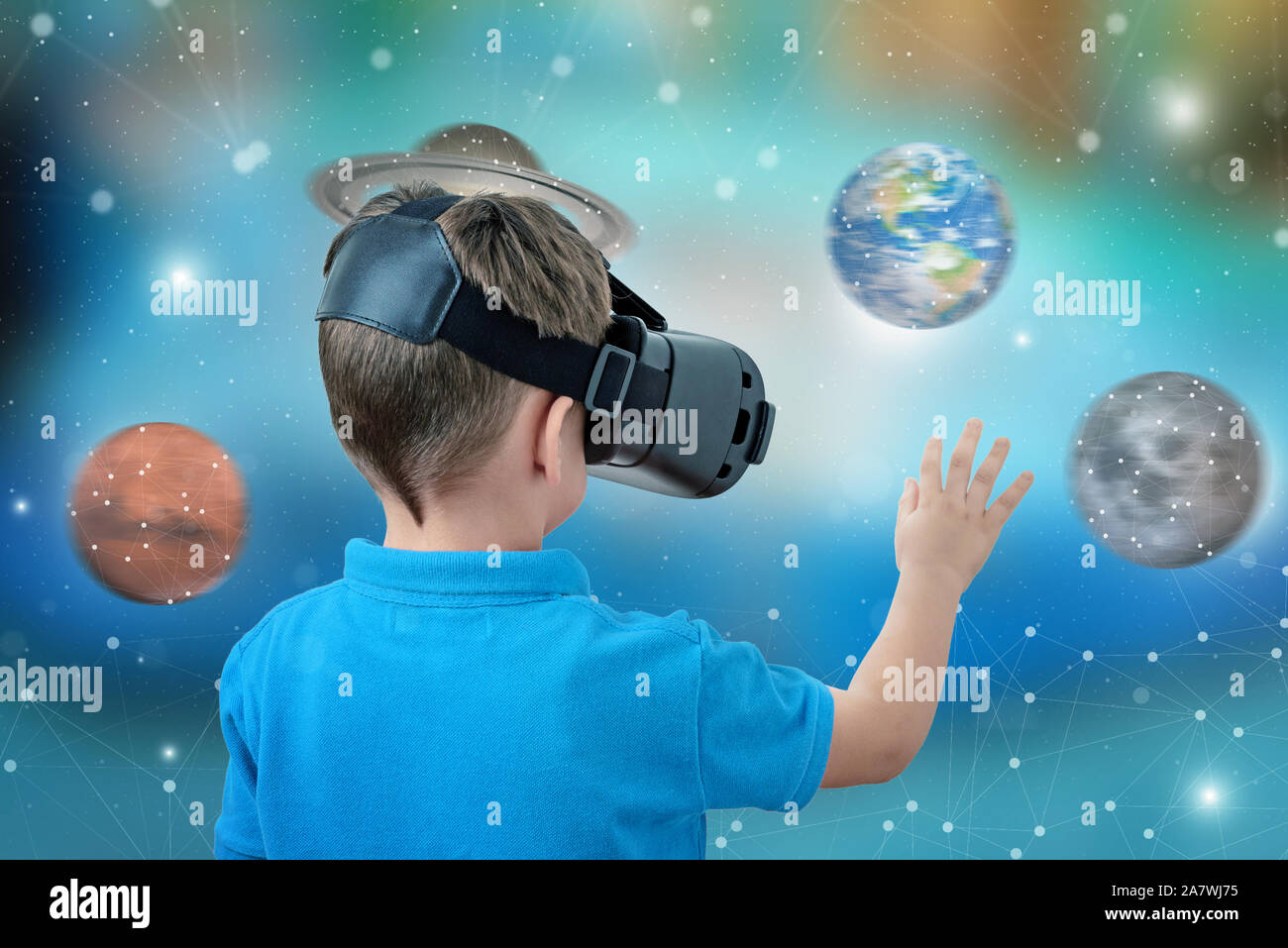 Garçon avec des lunettes de réalité virtuelle planètes tourner concept. Le plaisir et l'apprentissage avec des applications et dispositifs de réalité virtuelle. Banque D'Images