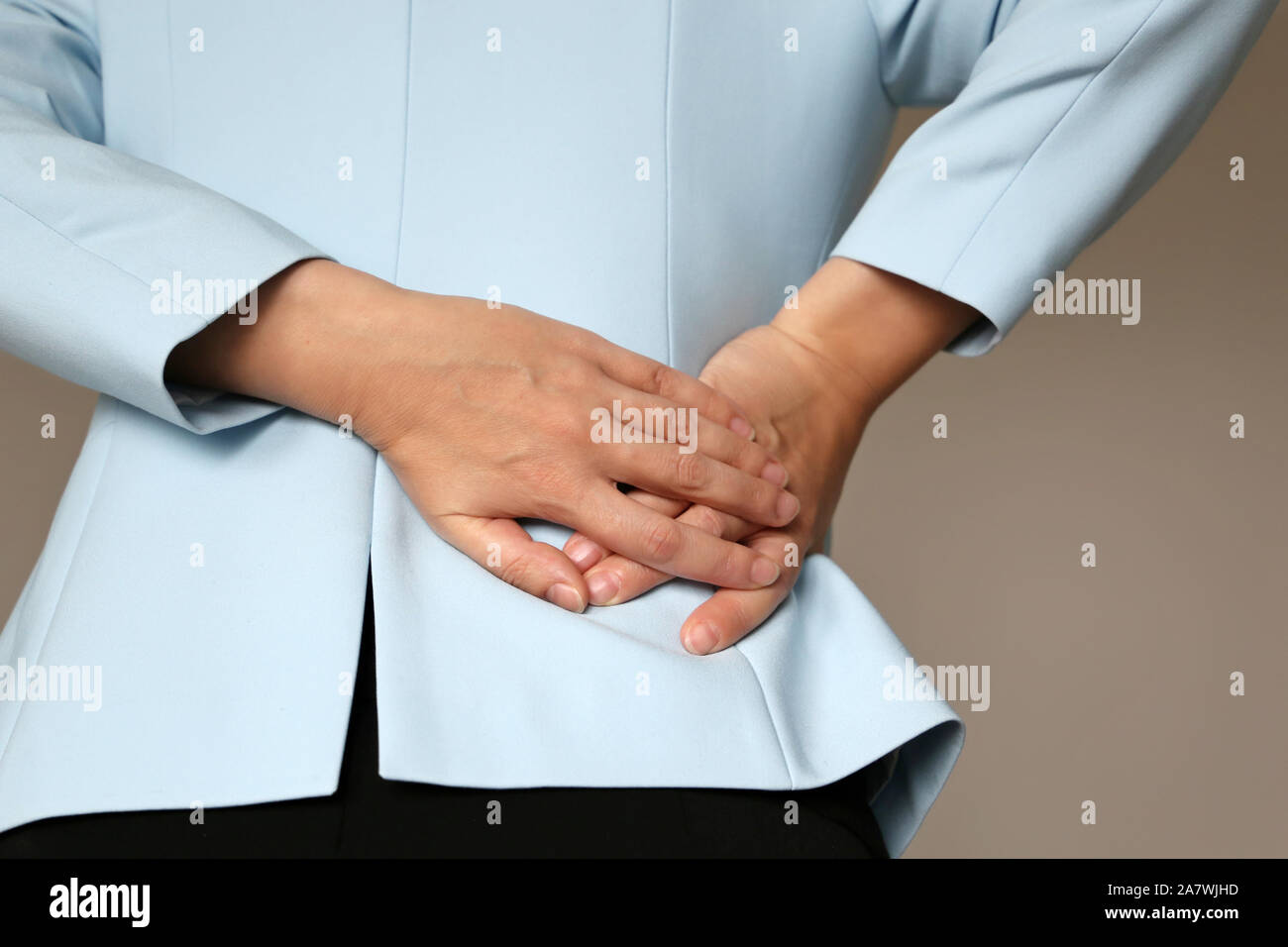 Les maux de dos, femme en costume de bureau souffrant de Mal de dos. Les mains tenant le bas du dos, des reins ou des maladies de la colonne vertébrale Banque D'Images