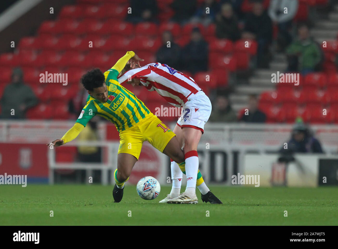 Stoke On Trent, Royaume-Uni. 08Th Nov, 2019. Milieu de terrain de West Bromwich Albion (11) Chris Brunt pour fughts la balle avec le milieu de terrain de Stoke City Sam Clucas (22) au cours de l'EFL Sky Bet Championship match entre Stoke City et West Bromwich Albion au stade de bet365, Stoke-on-Trent, en Angleterre. Photo par Jurek Biegus. Usage éditorial uniquement, licence requise pour un usage commercial. Aucune utilisation de pari, de jeux ou d'un seul club/ligue/dvd publications. Credit : UK Sports Photos Ltd/Alamy Live News Banque D'Images