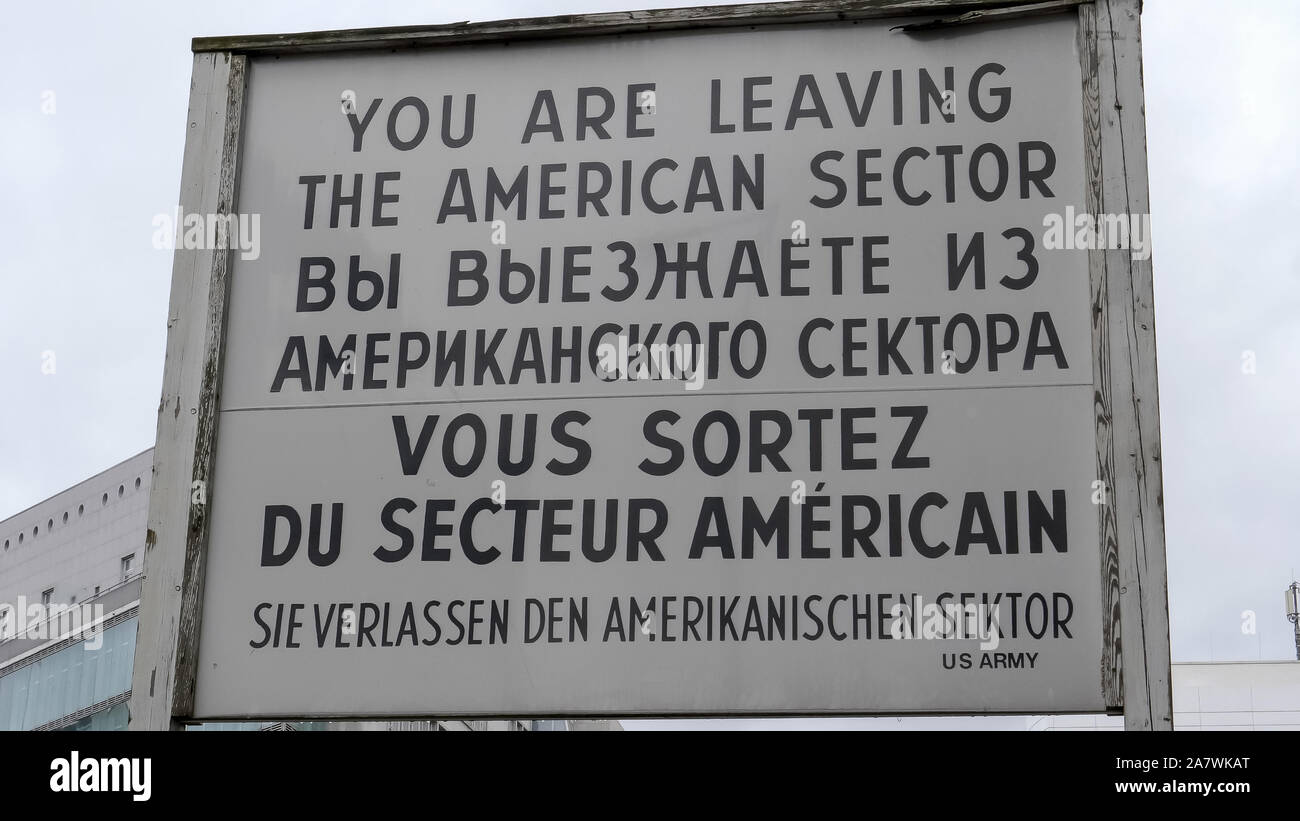Quitter le secteur américain signe à Checkpoint Charlie Banque D'Images