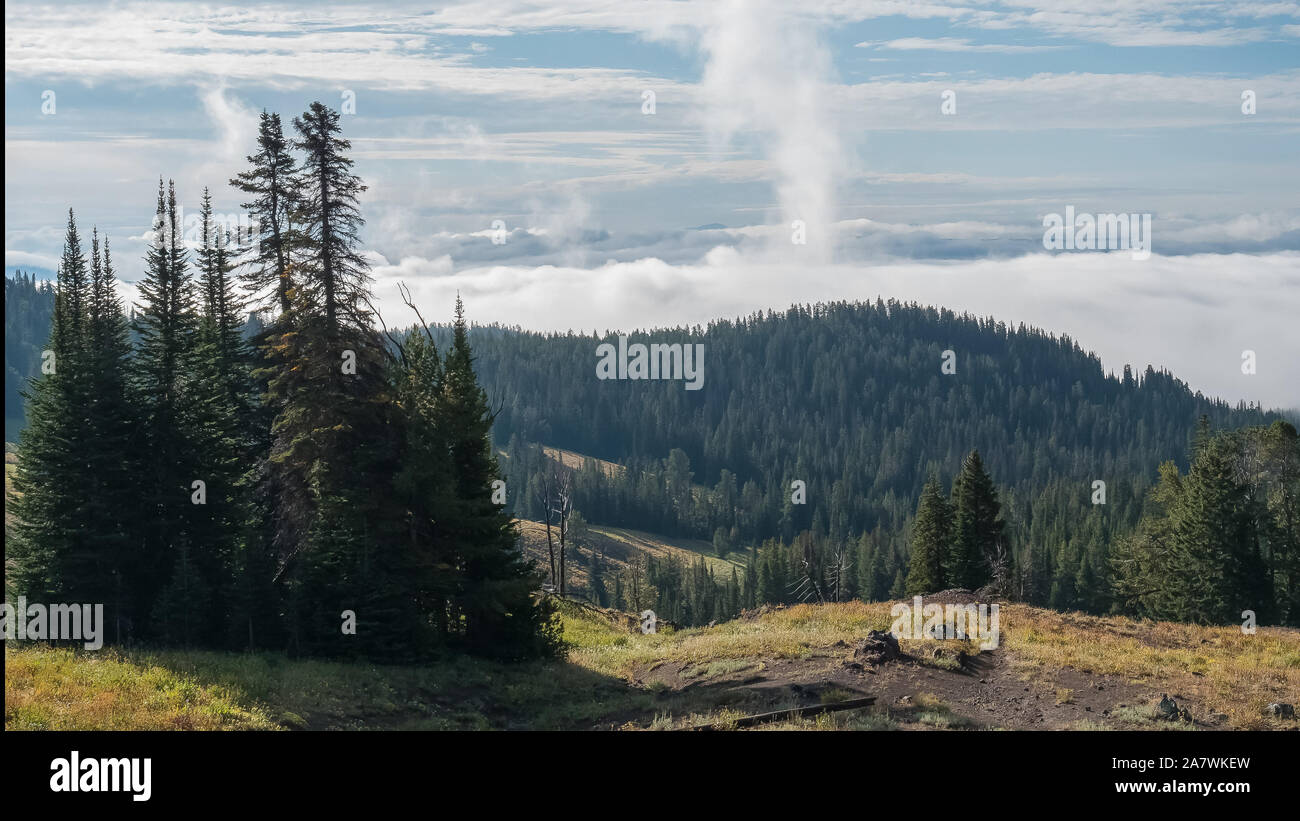 Tôt le matin, le panoramique de temps écoulé de parc national de Yellowstone de dunraven pass Banque D'Images