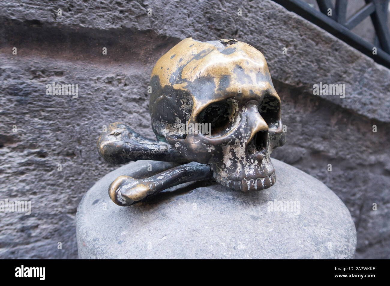 Un crâne de bronze yat l'entrée du Purgatorio ad Arco, église des morts à Naples, Italie Banque D'Images