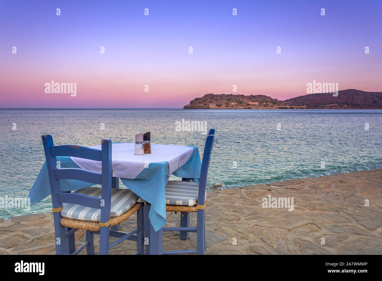 Vue sur l'île de Spinalonga avec mer calme. Ici ont été isolés des lépreux, les humains avec la maladie de Hansen, le golfe d'Elounda, Crète, Grèce. Banque D'Images