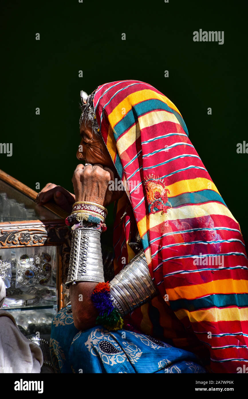 Indian Woman wearing grands bracelets en argent, argent brassards, foulard de couleur, argent manchette bracelets bangles, Jaisalmer, Rajasthan, India Banque D'Images