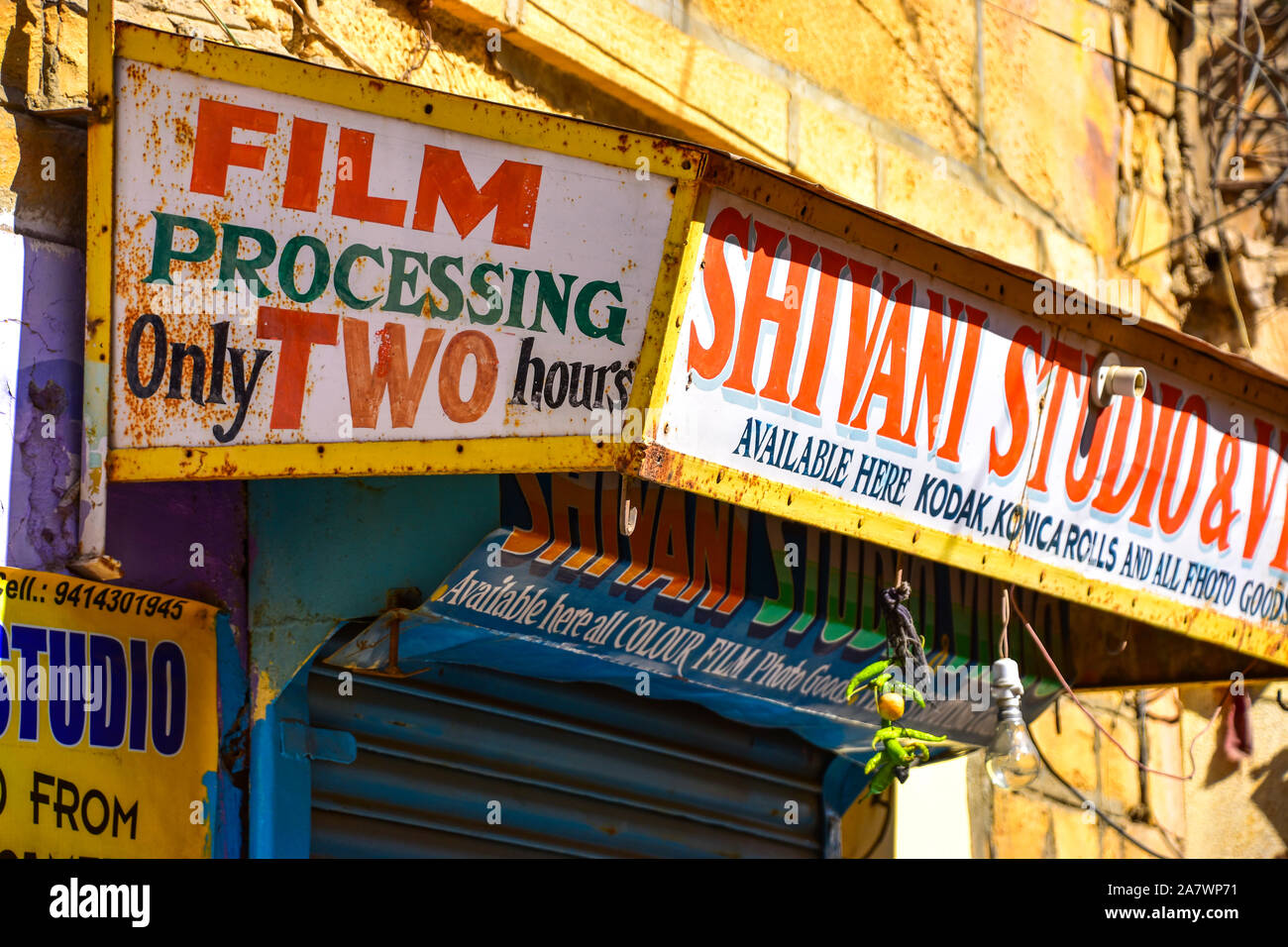 Le traitement du film, Kodak, signes, Jaisalmer, Rajasthan, India Banque D'Images