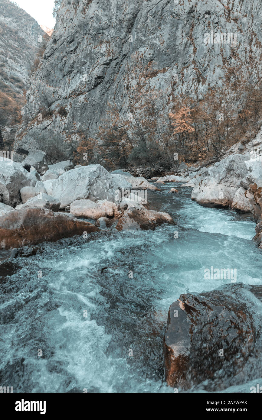L'eau douce du ruisseau dans la montagne près de Rugova Peje, Kosovo Banque D'Images