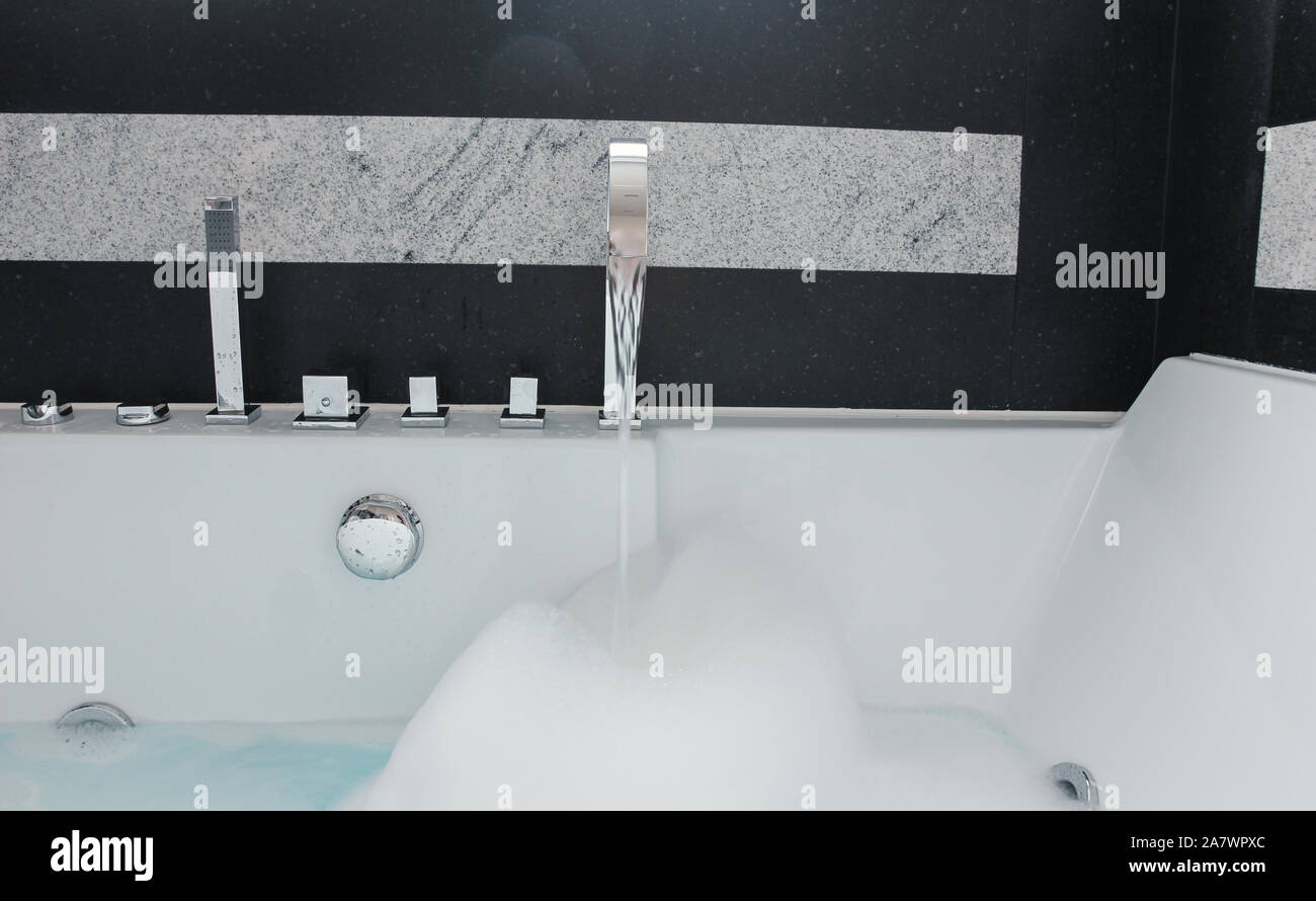 Gros plan d'une salle de bains moderne avec pierre de granit noir et blanc Banque D'Images