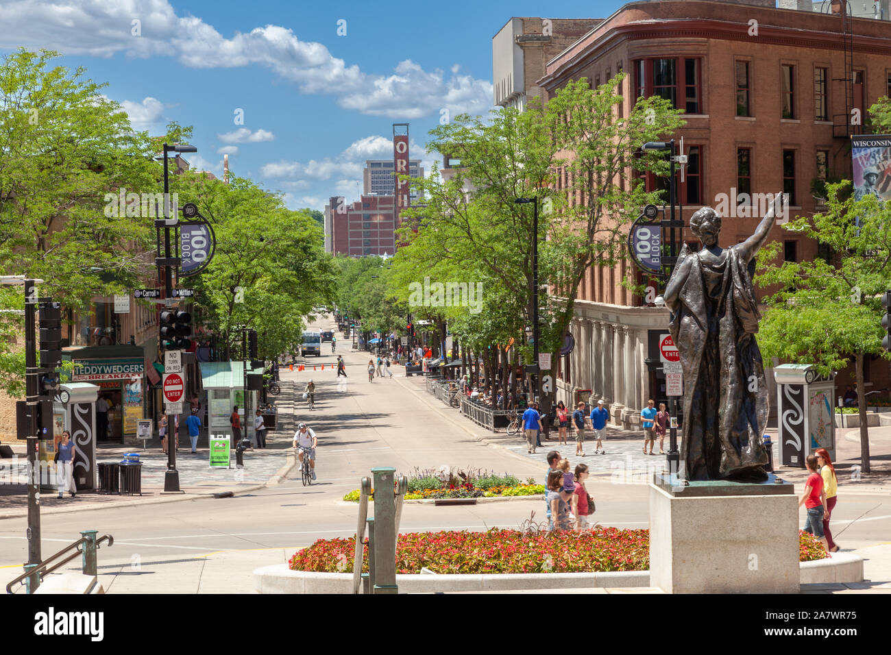 La statue de l'avant en regardant vers le bas Capital Square State Street à Madison, Wisconsin. Banque D'Images