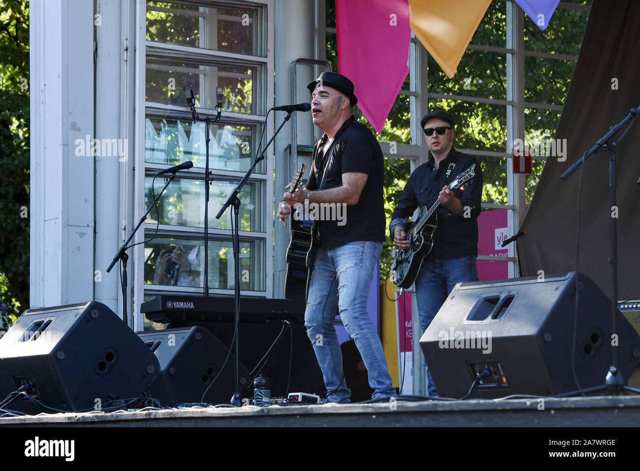 Arpe Nurmi et Artturi Ranta-aho sur scène avec d'été à rebond Parc Esplanadi à Helsinki, Finlande Banque D'Images