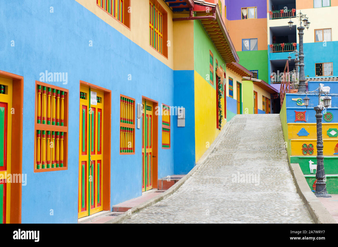 Dans la rue pittoresque ville touristique Guatapé, à Antioquia, Colombie Banque D'Images