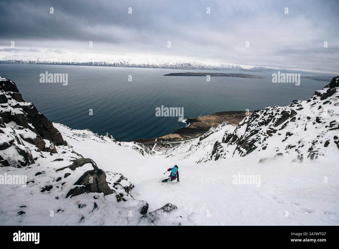 Une femme le ski nordique à l'océan à en Islande. Banque D'Images