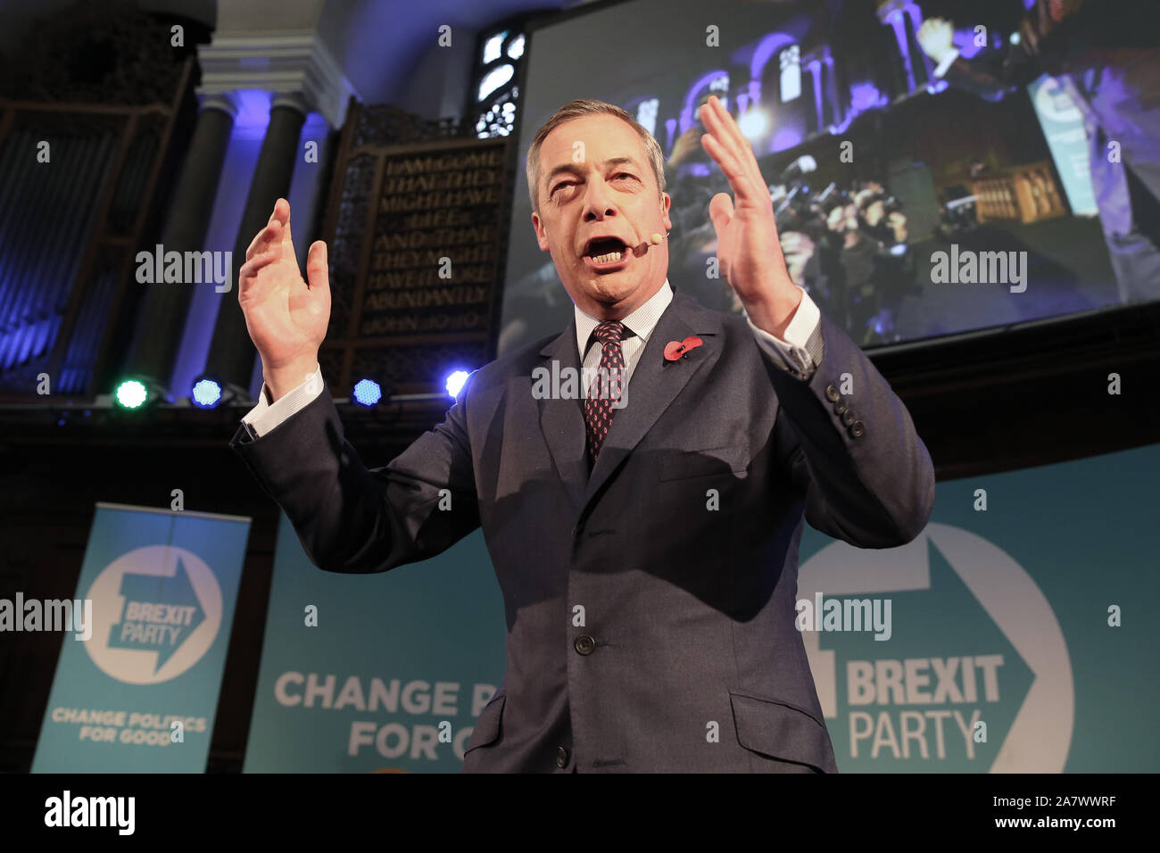 Chef de partie Brexit, Nigel Farage parle pendant la partie rallye où les 600 candidats au Parlement ont été introduits pour la prochaine élection générale. Banque D'Images