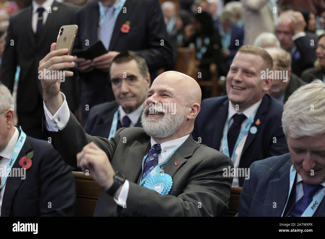 Un candidat aux élections législatives pour le parti d'un Brexit prend selfies durant la partie Brexit rassemblement à l'Emmanuel Centre à Londres. Banque D'Images
