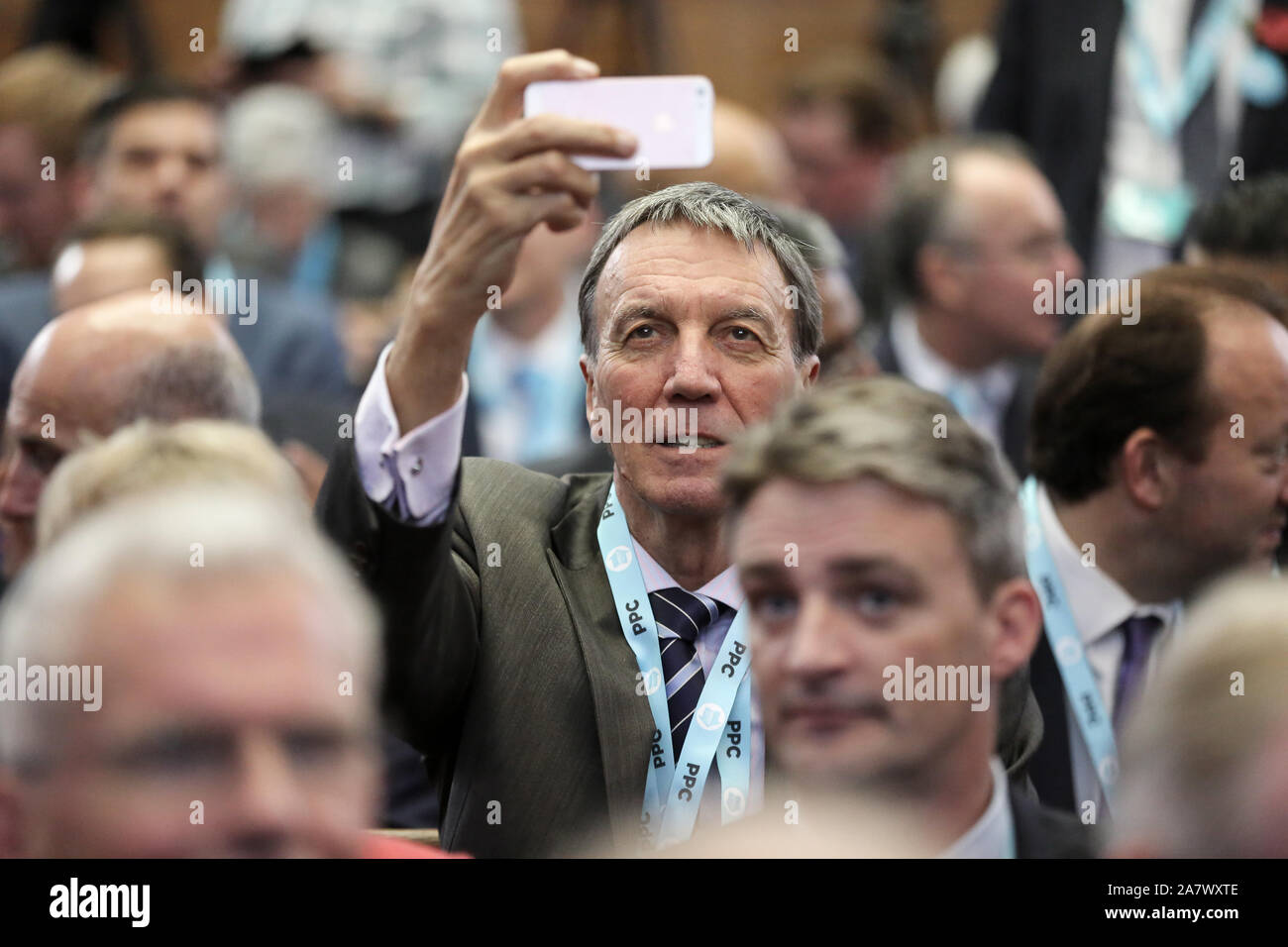 Un candidat aux élections législatives pour le parti d'un Brexit prend selfies durant la partie Brexit rassemblement à l'Emmanuel Centre à Londres. Banque D'Images