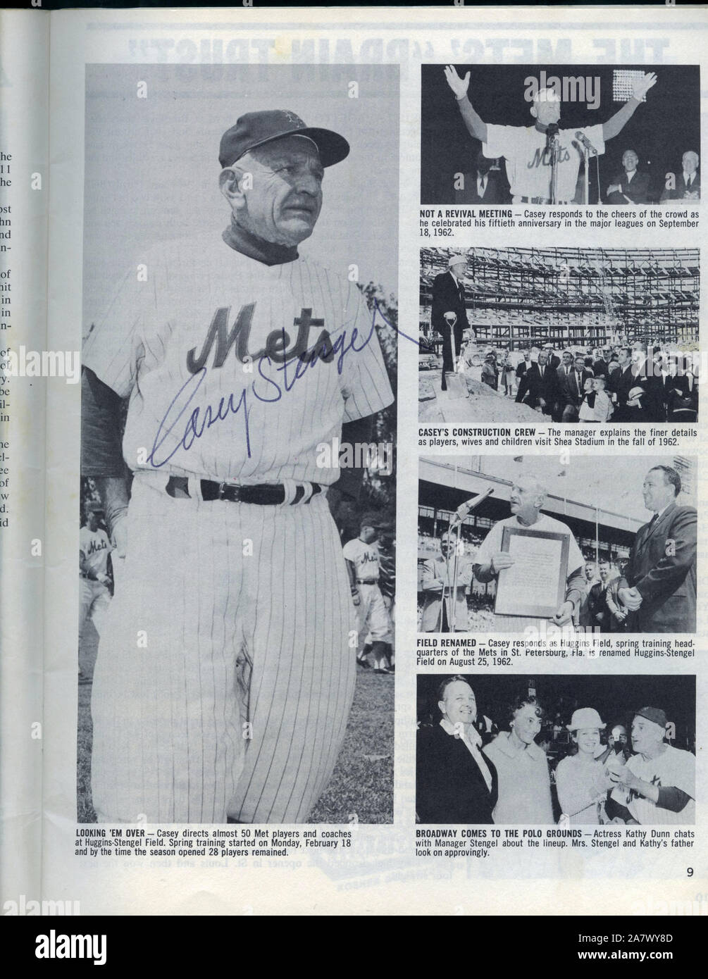 Photo autographiée de mets manager Casey Stengel à la page à l'intérieur de leurs souvenirs 1963 livre de l'année. Banque D'Images