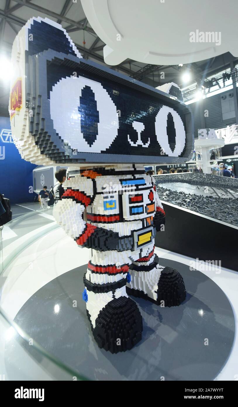 Une mascotte de Tmall faite de briques Lego avec la forme d'un astronaute est affiché durant la 17e China Digital Entertainment Expo, également connu sous le nom de Banque D'Images