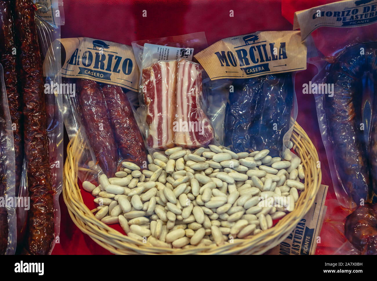 La viande et les haricots en vente en épicerie sur Calle Fierro - rue sur la vieille ville d'Oviedo en Asturies, Espagne Banque D'Images