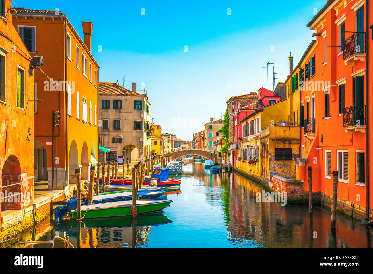 Dans la ville de Chioggia, lagune de Venise, de l'eau canal et l'église. Vénétie, Italie, Europe Banque D'Images