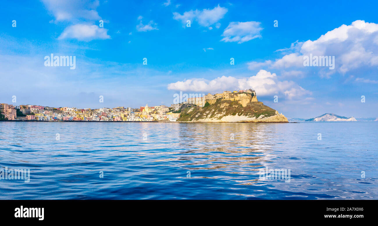 Île de Procida et village aux maisons colorées. Destination voyage près de Naples en Campanie, Italie. L'Europe. Banque D'Images