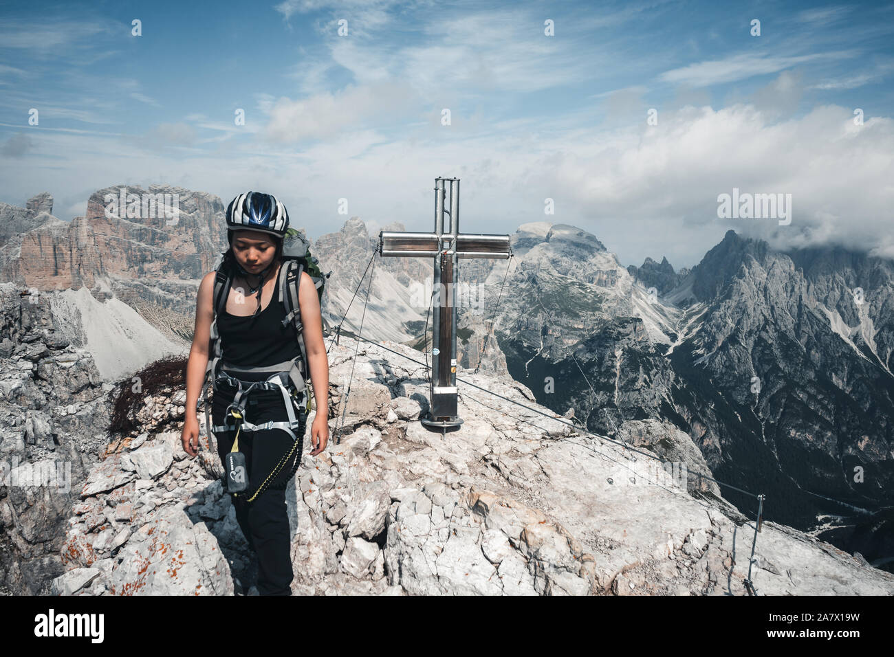 Une personne avec le matériel d'escalade en face de l'Toblinger Knoten sur la montagne de dans les Dolomites, Italie Banque D'Images