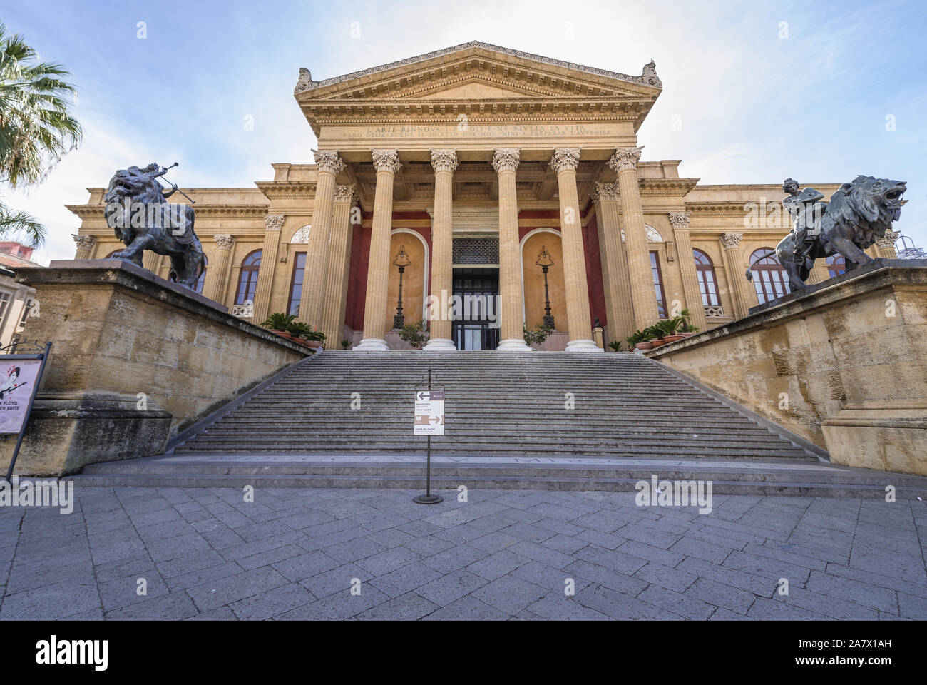 Teatro Massimo Vittorio Emanuele sur la Piazza Verdi à Palerme, ville du sud de l'Italie, la capitale de la région autonome de Sicile Banque D'Images