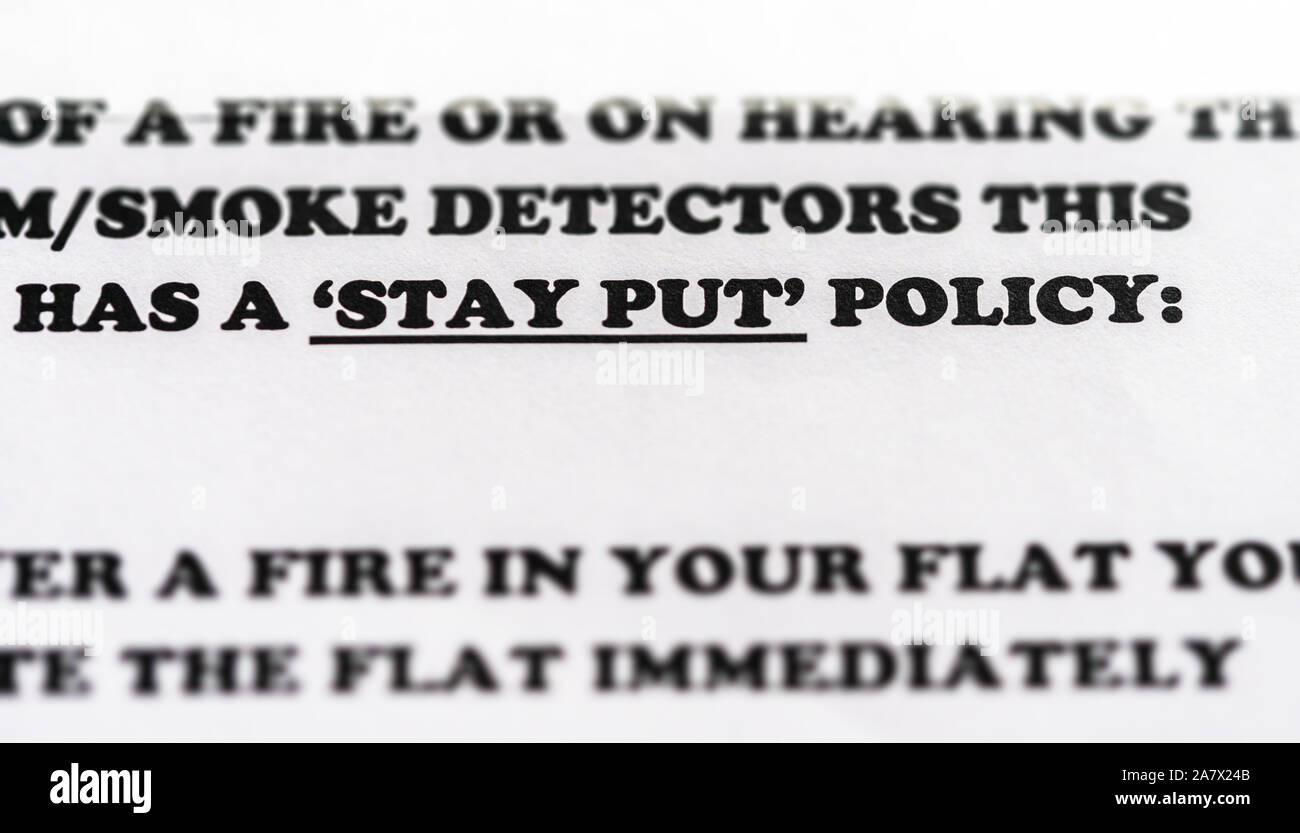 Extrait d'une brochure informant les résidents dans un bloc d'appartements d'adopter la politique de 'rester put' en cas d'incendie Banque D'Images