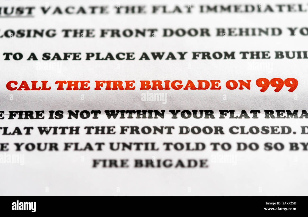 Instructions tract distribué aux résidents d'un bloc d'appartements en cas d'incendie - appelez les pompiers sur 999 Banque D'Images