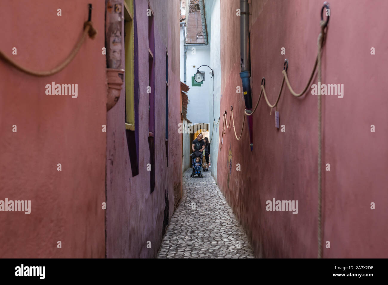 Strada Sforii - Rue Corde à Brasov, Roumanie, qui semble être l'une des rues les plus étroites en Europe Banque D'Images