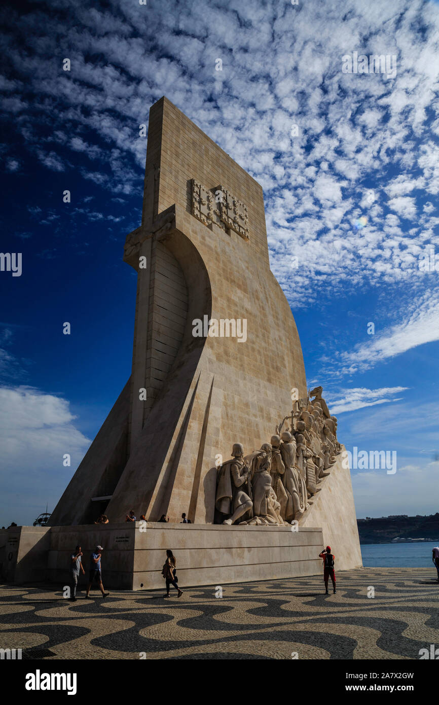 La rencontre fortuite d'une parfaite formation de nuages, et l'un de Lisbonne, Portugal monuments les plus emblématiques, le Monument des Découvertes. Banque D'Images